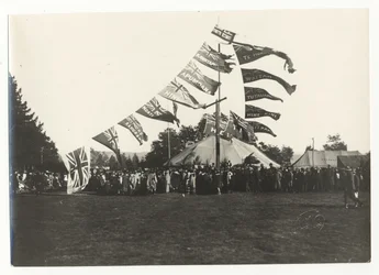 Maori-mottagning i Arawa Park, Rotorua, ca 1925 (silvergelatintryck)